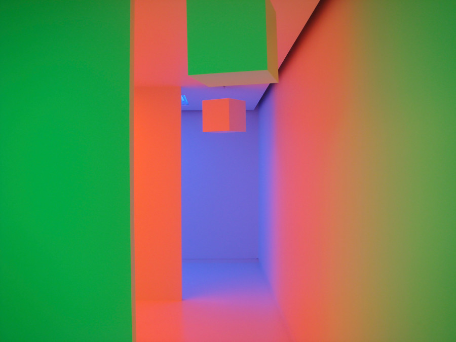 Carlos Cruz-Diez, Chromosaturation, Paris 1965/2008, Chromatic environment composed of 3 rooms colored by green, red and blue lighting, geometric elements. Photo: Atelier Cruz-Diez © Carlos Cruz-Diez / Bridgeman Images, Paris 2024