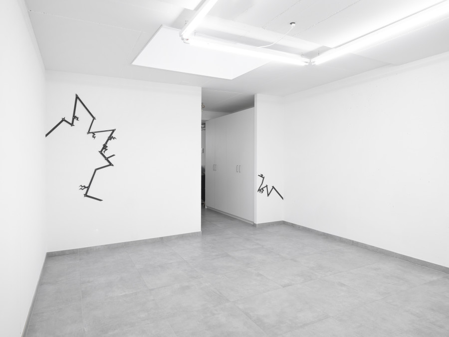 Giovanna Belossi, Folgorato, 2022, ceramics, brass fastener, variable dimensions, All Stars, Lausanne — Picture © Julien Gremaud