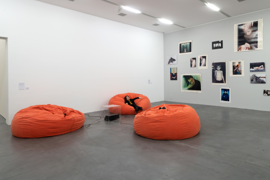 Exhibition view Acts of Friendship – Acts 1 & 2, Angela Bulloch, Club Berlin, 1994 - 1997, Ruth Erdt, The Gang, 1984 - 2000. Sammlung Migros Museum für Gegenwartskunst, Foto: Flavio Karrer