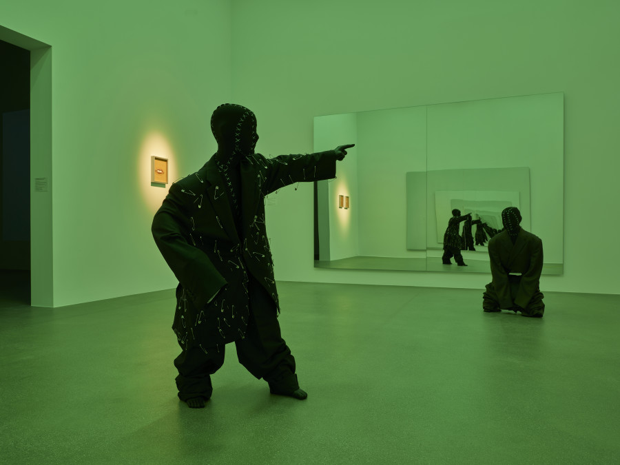 lnstallationsansicht Stranger in the Village, Rassismus im Spiegel von James Baldwin, 3.9.2023 - 7.1.2024, Aargauer Kunsthaus. James Bantone, Child’s Play, 2022, Neopren, Garn, Anzug, Sicherheitsnadeln, verschiedene Masse. Mit Genehmigung des Künstlers und Karma International, Zürich. Foto: David Aebi, Bern