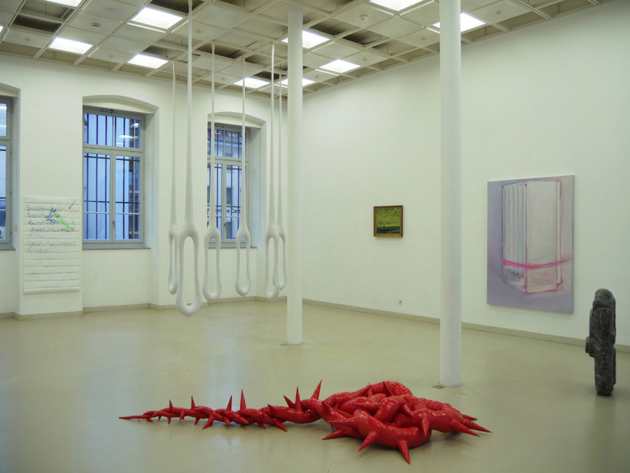 Ausstellungsansicht "Cantonale Berne Jura 2023/2024" mit Werken von Sophie Schmidt, Ruth Amstutz, Unkraut, André Deloar, Jerôme Stünzi und Isabelle Benvenuti im Vordergrund, EAC (les halles), 2023. Foto: ph.q/eac(les halles)