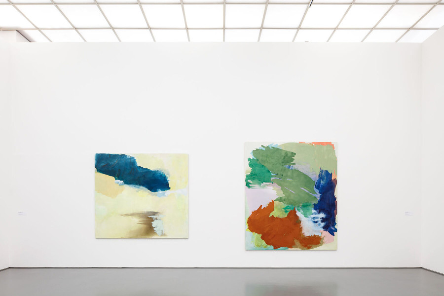 Installationsansicht Zeitgeschichten. Zeitgenössische Werke aus der Sammlung, 9.8. – 13.11.2022, Aargauer Kunsthaus, Aarau. Barbara Müller, Ohne Titel, 2015 und Ohne Titel, 2020, Öl auf Leinwand, 175.5 x 193.5 cm und 223.5 x 191 cm, Aargauer Kunsthaus, Aarau. Foto: Philipp Hitz, Zürich