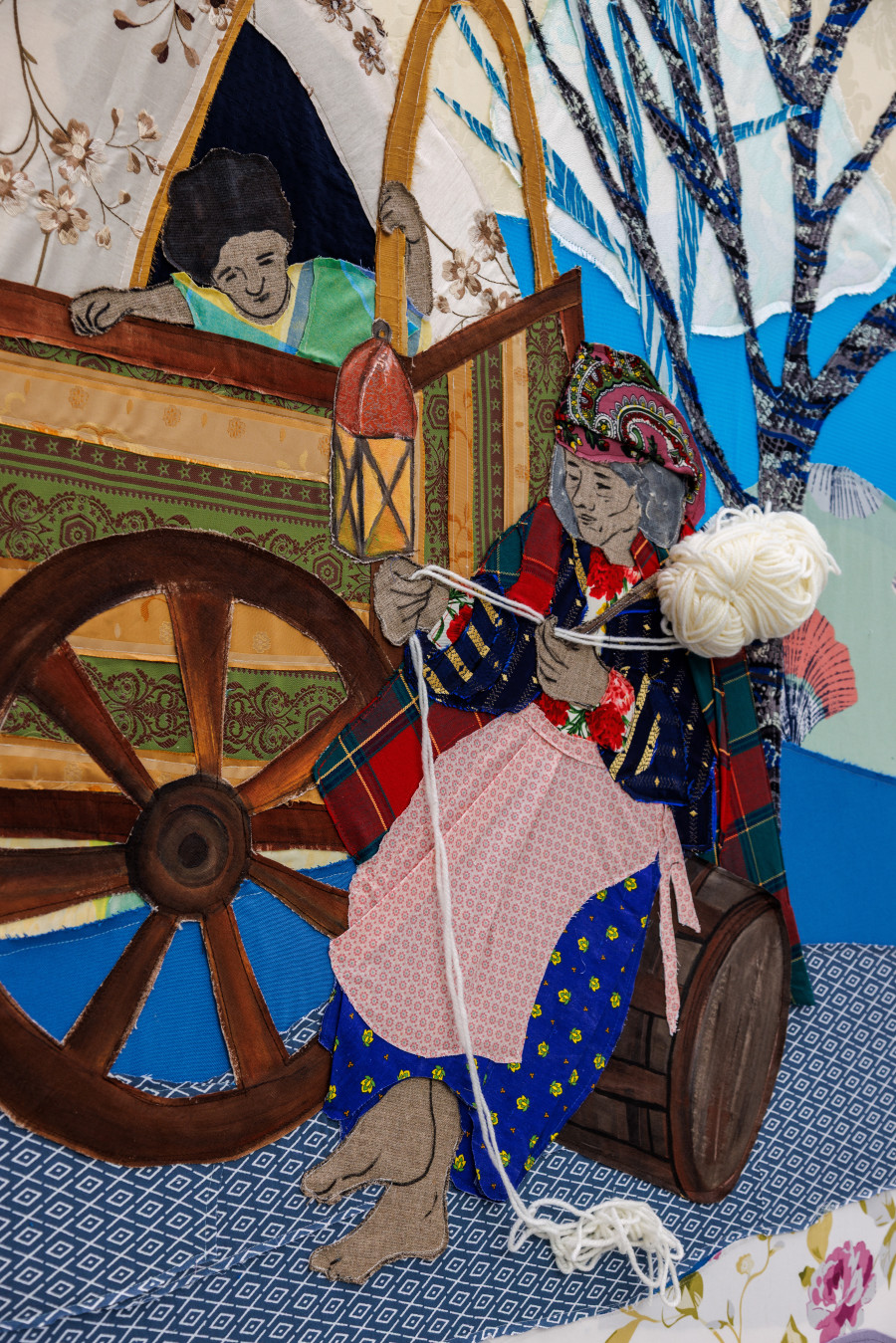 Małgorzata Mirga-Tas, Tełe Ćerhenia Jekh Jag, Detail view second floor Kunsthaus Bregenz, 2025, Siukar trasta widzian dale Kovaciskri jag (Beautfiul metal things come out of the blacksmith’s fire), 2025. Photo: Markus Tretter. © Małgorzata Mirga-Tas, Kunsthaus Bregenz. Courtesy of the artist, Foksal Gallery Foundation, Warsaw, Frith Street Gallery, London, Karma International, Zurich