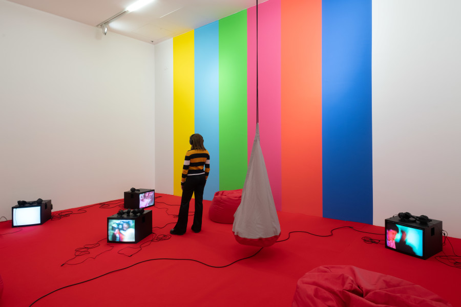 Alex Bag, Petterson Beckwith, Cash from Chaos / Unicorns & Rainbows, 1994 - 1997, 11-channel video projection on 5 monitors (color, sound). Sammlung Migros Museum für Gegenwartskunst, photo: Flavio Karrer