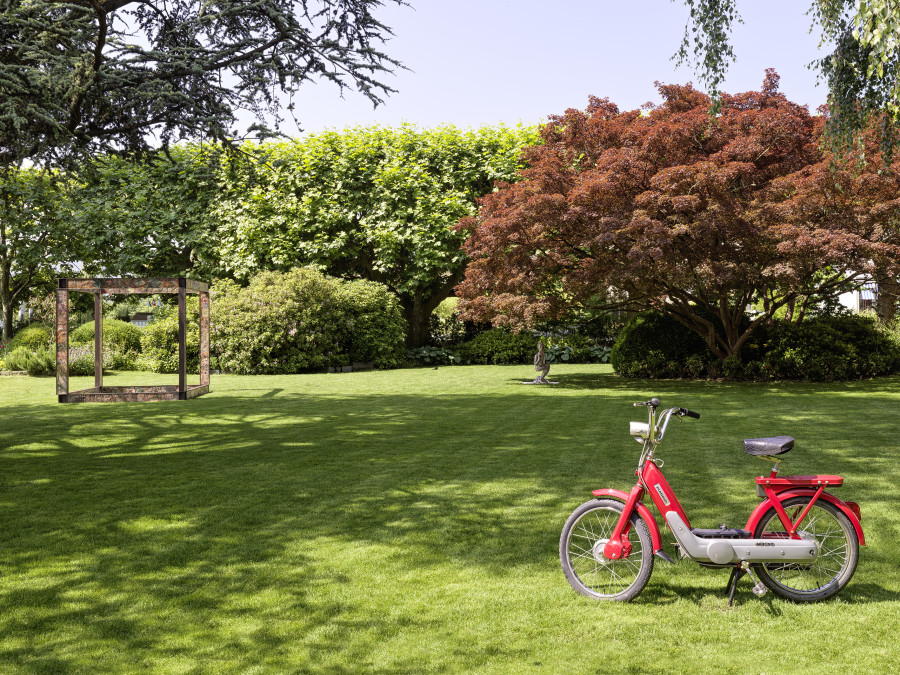 Installation view, Art in the Park XXIII, Baur au Lac, Zurich, 2025. Courtesy of the artists and Galerie Eva Presenhuber, Zurich / Vienna. Photo: Stefan Altenburger Photography, Zürich