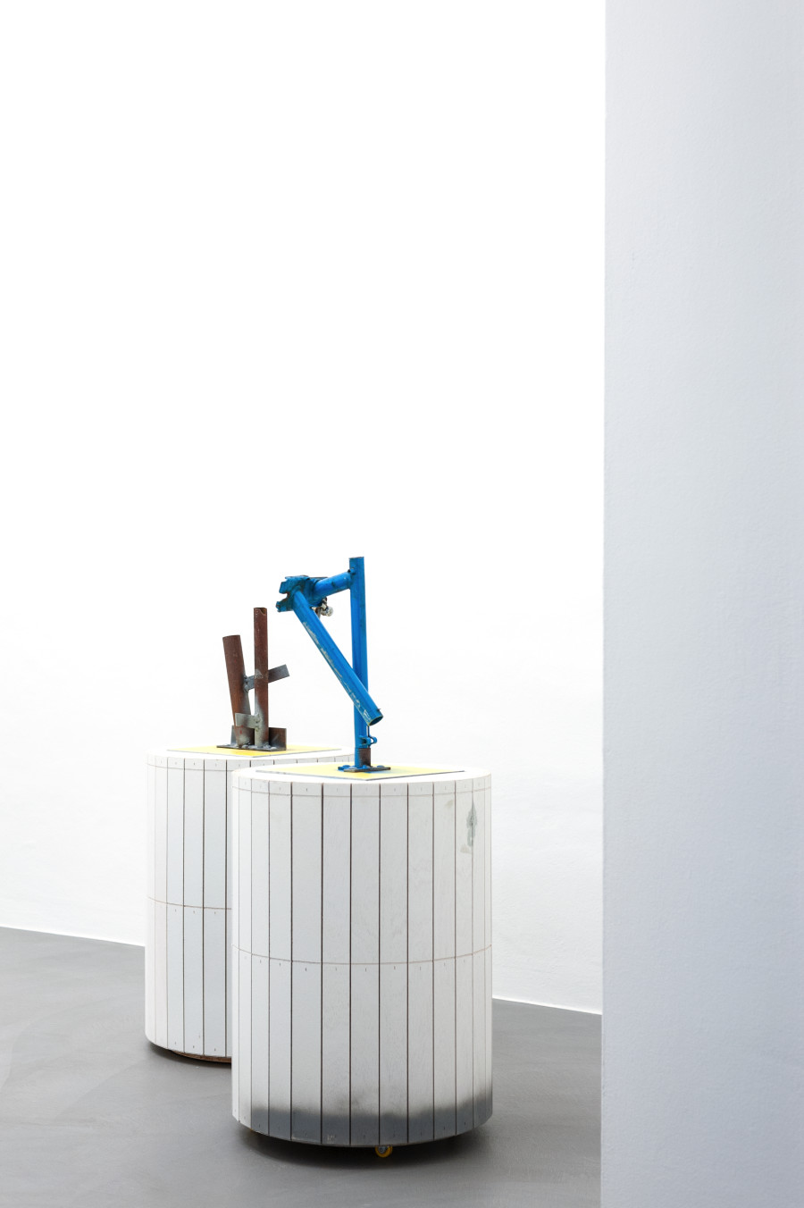 Manfred Pernice: Choccolé, Mai 36 Galerie, Installation view, 2022, Photo credits: Aramis Navarro