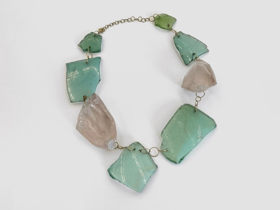 Bernhard Schobinger, R+B-Kette / R+B Necklace, 2014, Necklace made of rose quartz, sea glass (Okinawa, Japan), gold, 27 x 22 x 3 cm, Neckline 68 cm