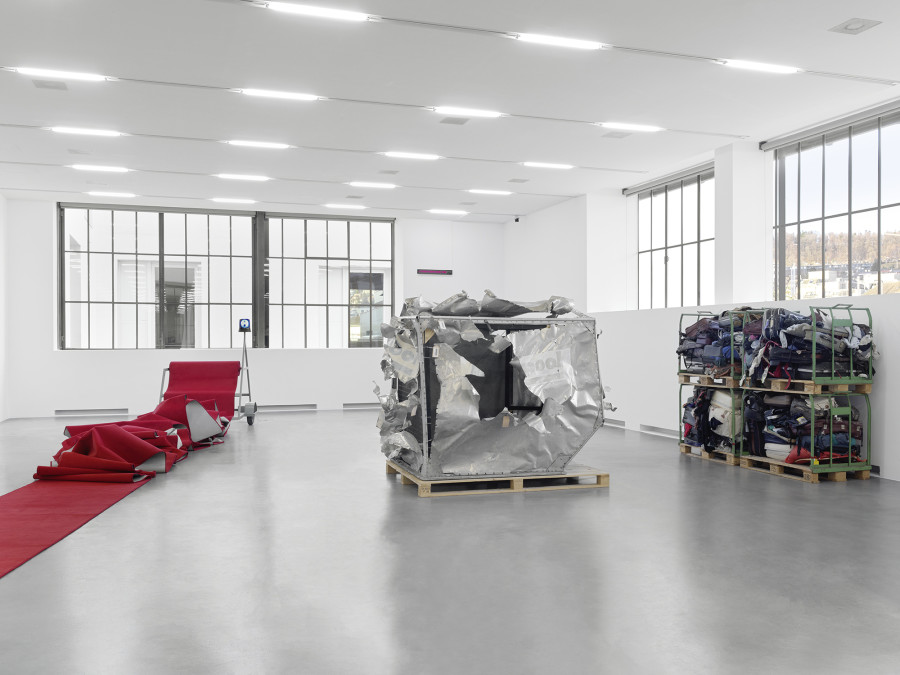 Ausstellungsansicht Fabrice Gygi, Dérouleur de tapis rouge, 1999, Gianni Motti, Big Crunch Clock, 1999, Christoph Büchel, AKE 0453 PE, 2006. Sammlung Migros Museum für Gegenwartskunst, Foto: Stefan Altenburger Photography, Zurich