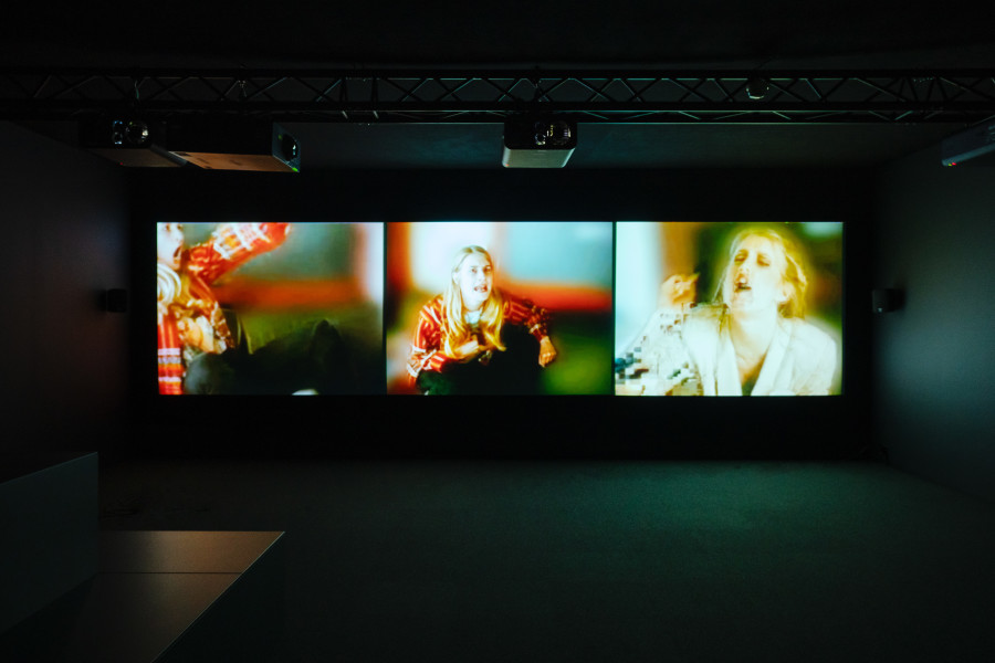 Ausstellungsansicht «Born Digital. Videokunst im neuen Millennium», Juni 2024, Kunsthaus Zürich, Foto © Franca Candrian, Kunsthaus Zürich Tatjana Marušić, A WOMAN UNDER THE INFLUENCE - to cut a long story short, 2003. Kunsthaus Zürich, 2004, © Tatjana Marušić
