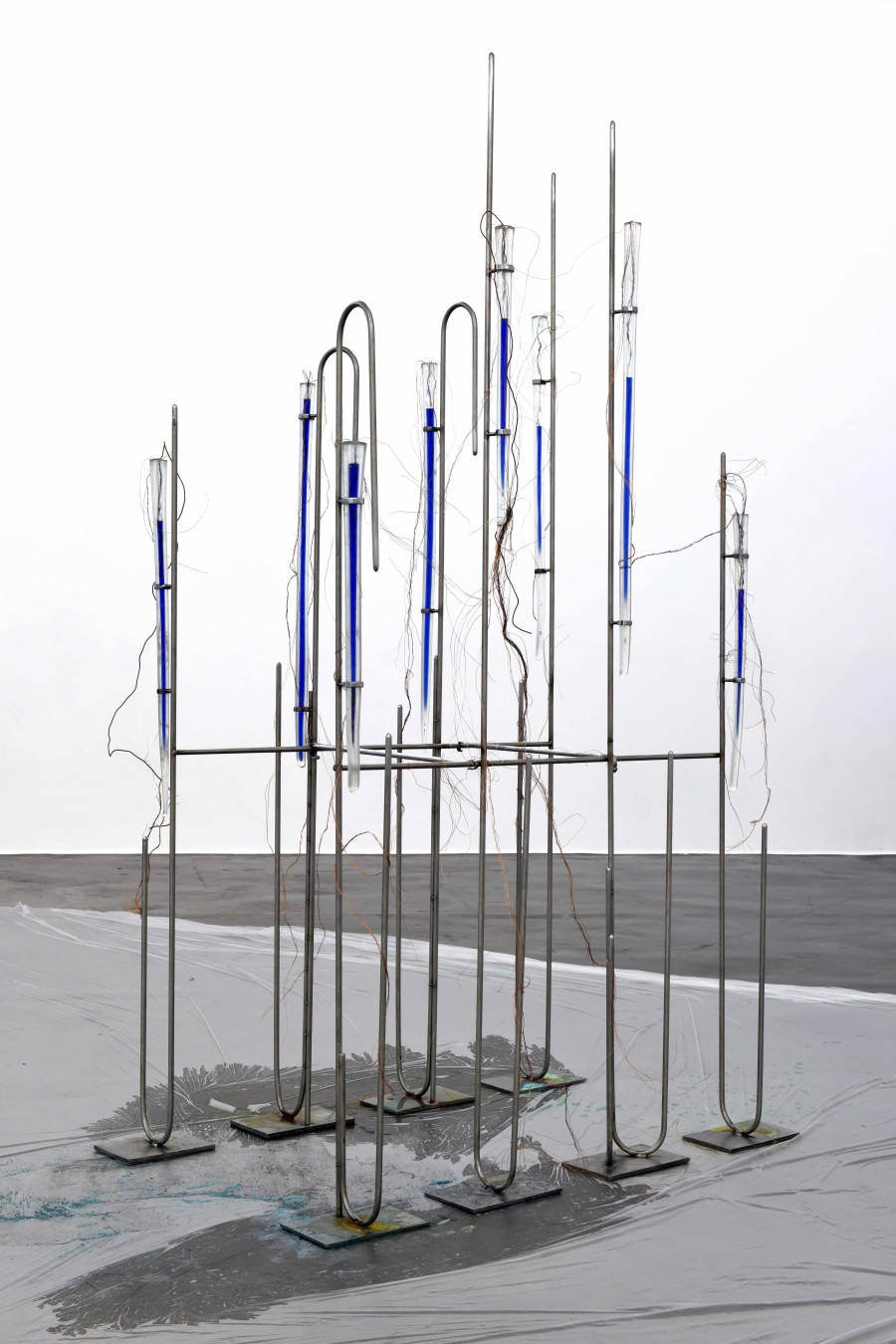 Retainer - Continuity, 2023, Glass, stainless steel, copper wires, ammonia, water, plastic, 190 x 90 x 45 cm. Photography courtesy Zoé Aubry and Looming
