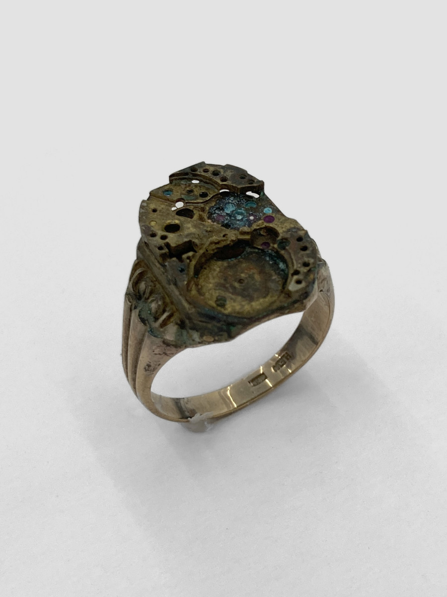 Bernhard Schobinger, Untitled, n.d., Ring made of corroded clockwork, gold, 2.4 x 2.2 x 1.9 cm, Ring size 20, inner ⌀ 1.9 cm