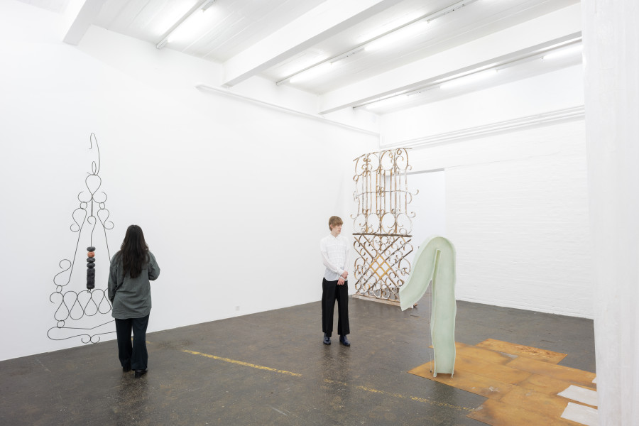Sofía Salazar Rosales, «Imagínate vivir en Suiza y perderte esto», exhibition view, 2025. Photo: Kunst Halle Sankt Gallen, E. Sommer. Courtesy: the artist and ChertLüdde, Berlin.