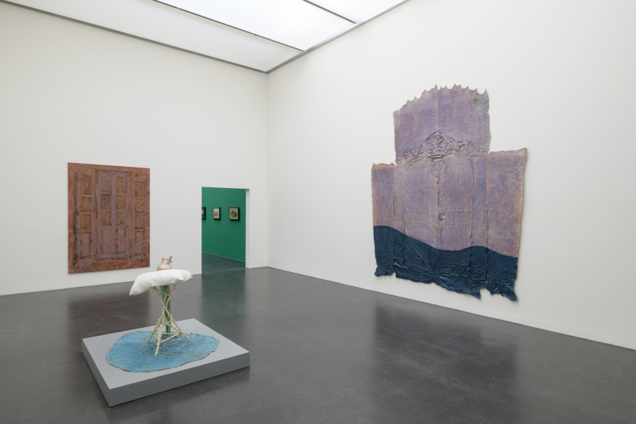 Ausstellungansicht Durch Raum und Zeit. Künstlerische Universen aus der Sammlung, Kunstmuseum Luzern, 2022, mit Werken von Heidi Bucher, Foto: Marc Latzel