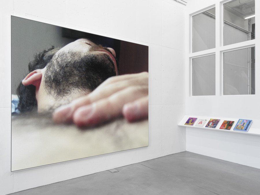 Installation view, Steven Shearer, The Golden Recline, Galerie Eva Presenhuber, Maag Areal, Zurich, 2025. © Steven Shearer. Courtesy the artist and Galerie Eva Presenhuber, Zurich / Vienna. Photo: Stefan Altenburger Photography, Zürich