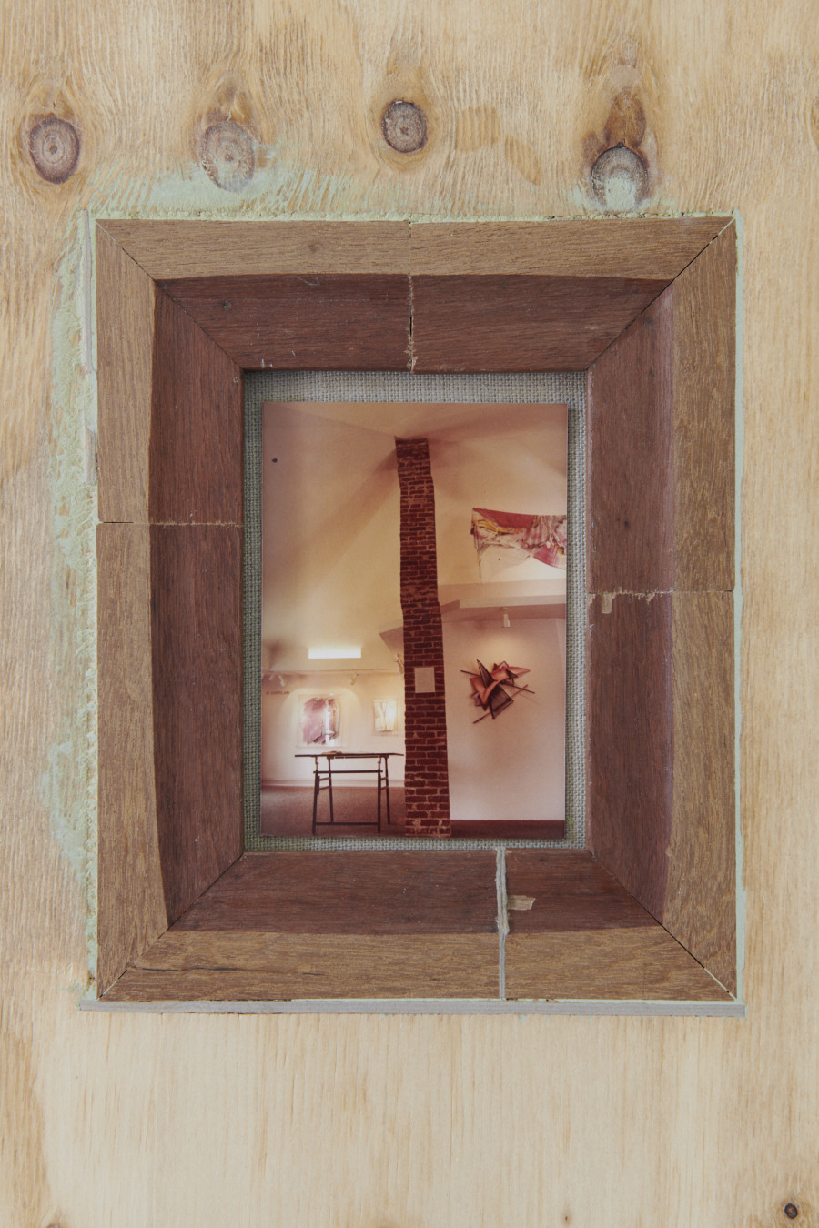 Brad Kronz, Merge Mansion (detail), 2023. Photo : Guillaume Python. Courtesy of the artist and Kunsthalle Friart Fribourg