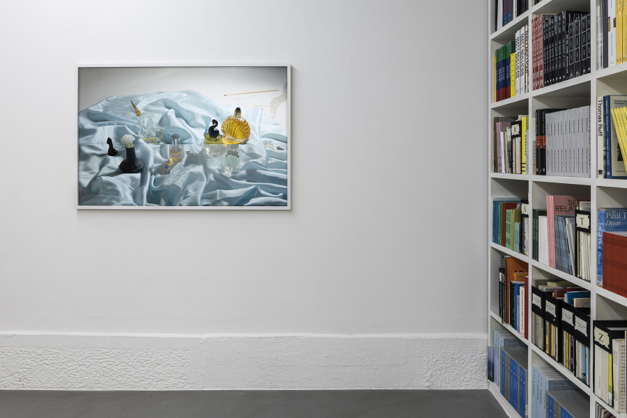 Exhibition view, Roe Ethridge, Sensible Shoes at Mai 36 Galerie, Zurich. Photo Credits: Peter Baracchi. Courtesy of the artist and Mai 36 Galerie