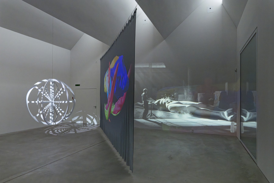 Tony Oursler, Room: BLUE, Artworks (from left to right): DMEz*l, che^^trails (both 2025). Exhibition view, Tony Oursler, Hoisted from the Pit, Kunst Museum Winterthur, 2025. Photo: Reto Kaufmann