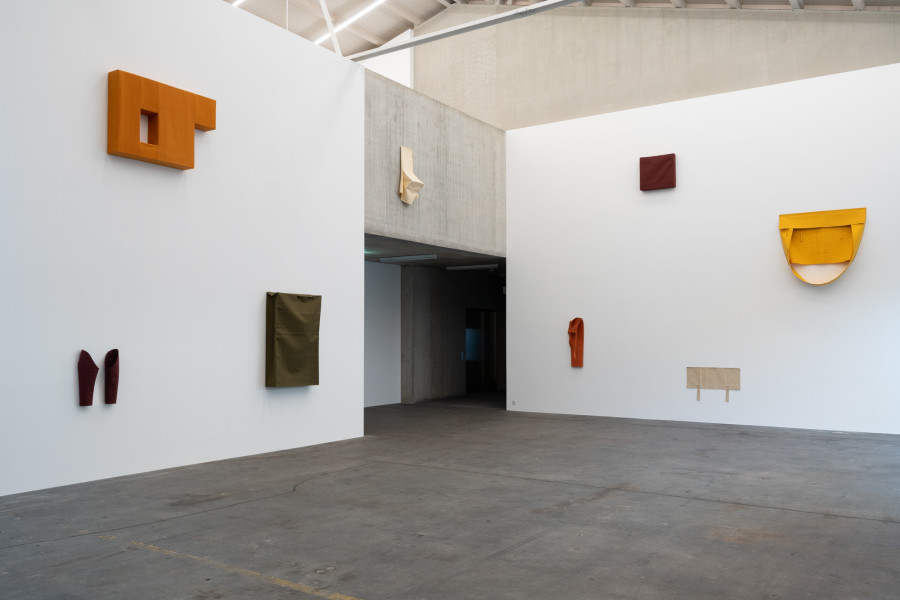 Franz Erhard Walther, Nürnberger Raum, 2017. Sammlung Kerstin Hiller und Helmut Schmelzer. Leihgabe im Neuen Museum Nürnberg © 2025, ProLitteris, Zurich. Ausstellungsansicht / Installation view Kunsthaus Baselland 2025. Foto / Photo: Finn Curry