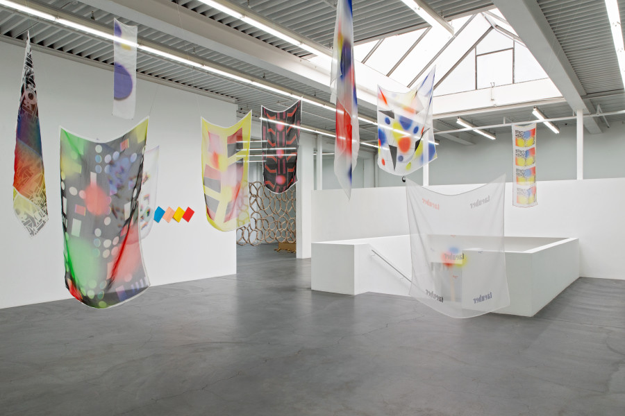 Céline Manz, fold; Simulationisms – Limited Edition, 2017 – 2019, Digitaldruck auf Organza - Seide, Nähfaden; Die Rede, 2019 / 2020, Risografie auf A4 Papier; Jacob Ott, B7, 2020; Anina Müller, Love Song, 2019, Audio, Kopfhörer mit eingebautem Audioplayer, 15 min, Loop, Ausstellungsansicht / Installation view Kunsthaus Baselland 2020. Foto / Photo: Gina Folly