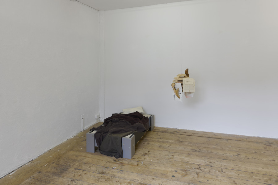 Ausstellungsansicht, Francesco De Bernardi, Getting Attached to (A) is Difficult, 2024, und Dedico Questa Sfera A Fleur Jaeggy, 2024, Teil von Studio Visit, 22.8.–20.9.2025, Stiftung BINZ39, Zürich. Foto: Flavio Karrer.