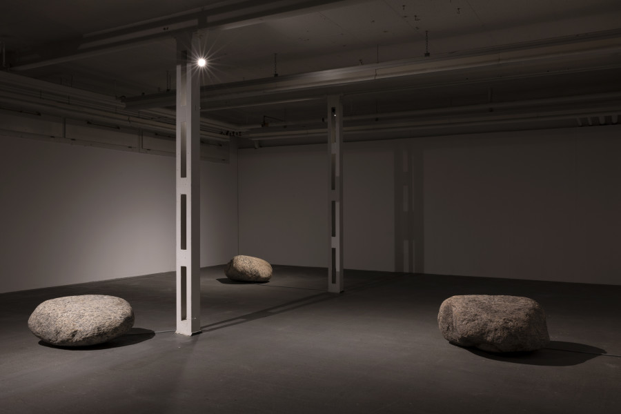 Hannah Weinberger, As if I became upside down, right side up, 2023, 3-Kanal Soundkomposition, 60 min. (loop), 3 Findlinge/ Natursteine, Verstärker, Kabel, Exciter. Courtesy the artist. Installation view Kunsthaus Baselland 2023. Photo: Gina Folly