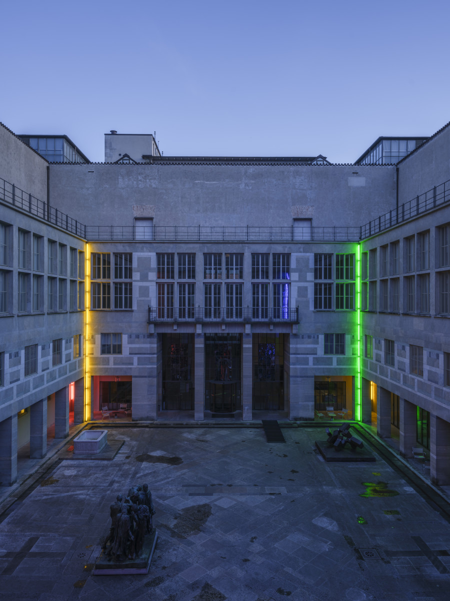 Dan Flavin, Untitled. In memory of Urs Graf, 1972 Konzept / 1975 Ausführung, Installation mit rosa, gelbem, grünem und blauem fluoreszierendem Licht in den vier Ecken des vorderen Hofes des Kunstmuseums (je 11 Einheiten) und in den vier Ecken des Arkadenumgangs (je 2 Einheiten). © Stephen Flavin / 2024, ProLitteris, Zurich. Kunstmuseum Basel, Geschenk der Dia Art Foundation, New York. Photo Credit: Florian Holzherr