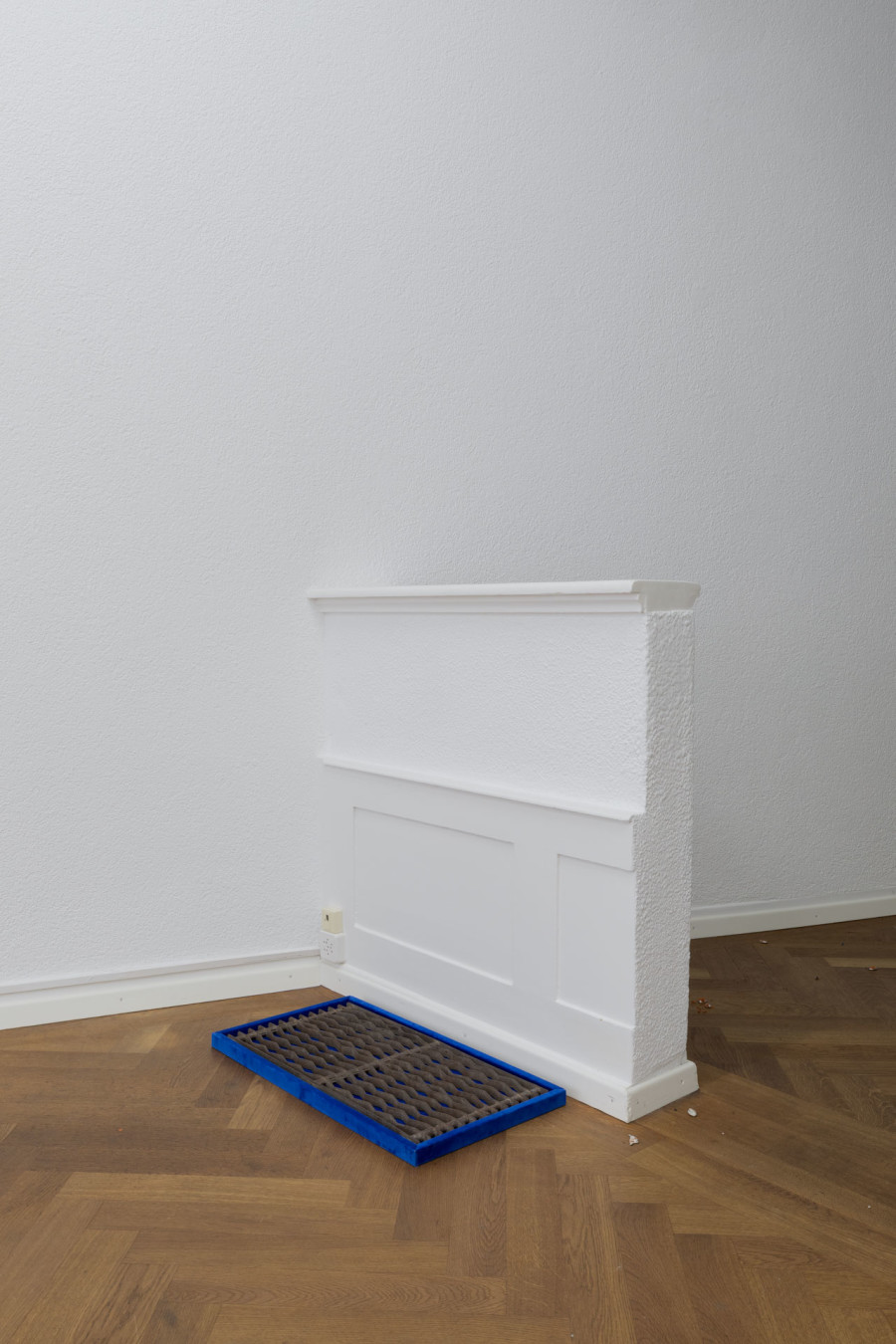 Installation view, MUMBLES SLIDE ALONG THE SLEEVE, KRONE COURONNE, 2023. Credits © Guadalupe Ruiz
