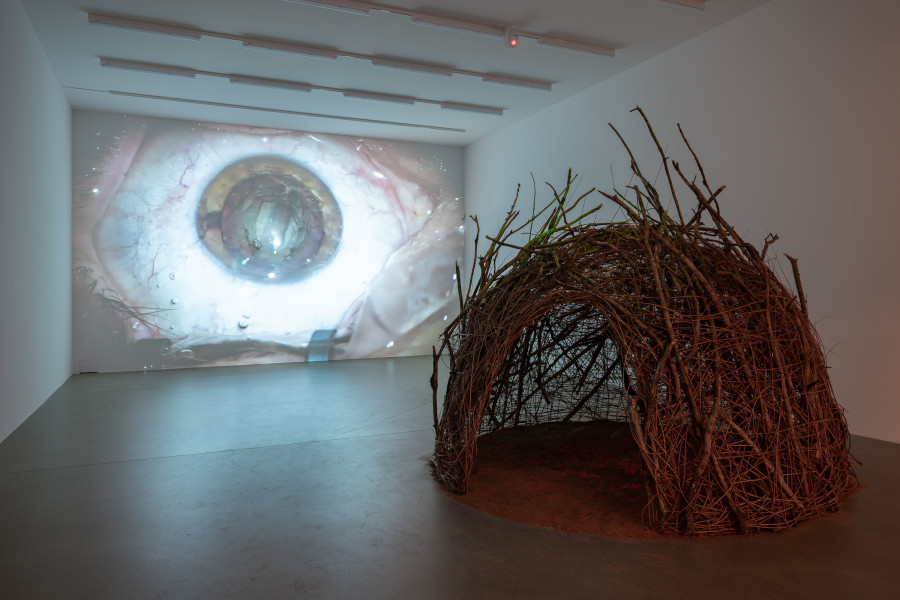 Installationsansicht Pauline Julier, A Single Universe, 8.6. – 27.10.2024, Aargauer Kunsthaus. Pauline Julier (*1981), Là où commence le ciel #1, 2024, Video, Loop. Holzkonstruktion, Sand, Dauer: 10’40’’, Mit Genehmigung der Künstlerin, Holzkonstruktion in Zusammenarbeit mit Tanja Roščić. Foto: ullmann.photography