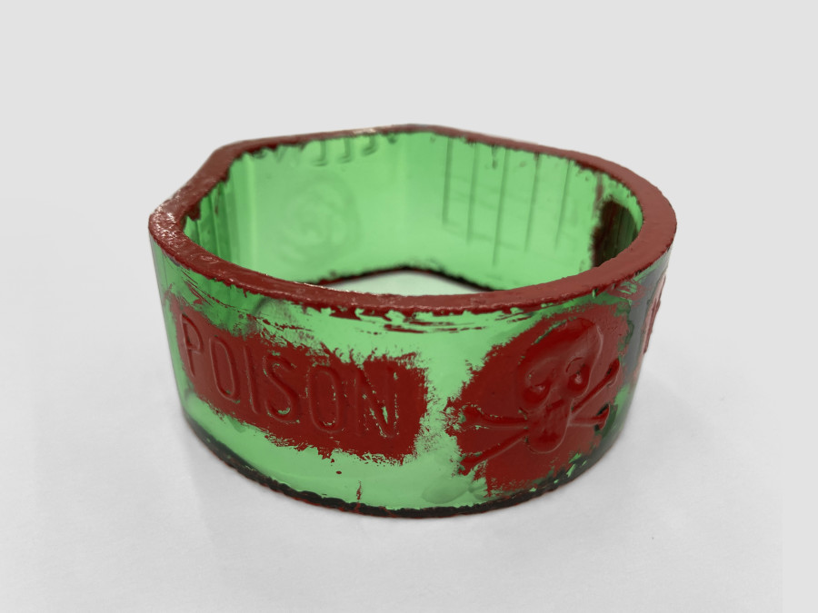 Bernhard Schobinger, Gift / Poison, 2011, Arm cuff made of glass (fragment from found bottle), red urushi lacquer, 7.4 x 7.6 x 3.8 cm